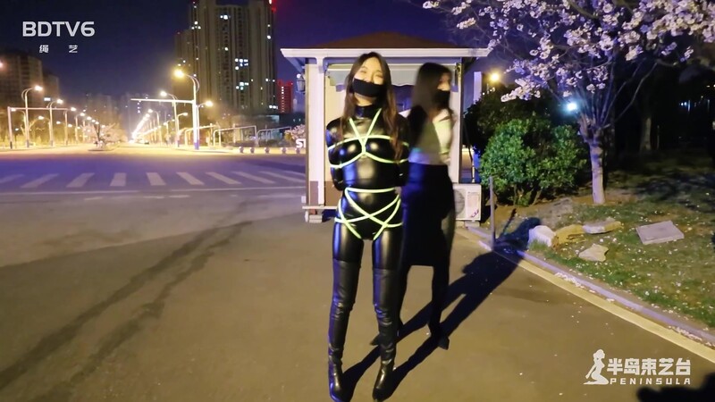 Chinese Bondage – Night Walk With Fluorescent Ropes