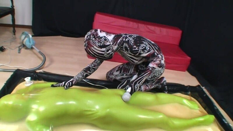 Miraidouga – Zentai Couple Vacuum Play