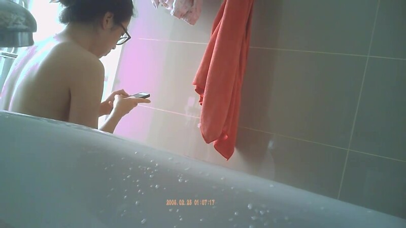 Nerdy asian naked in de shower